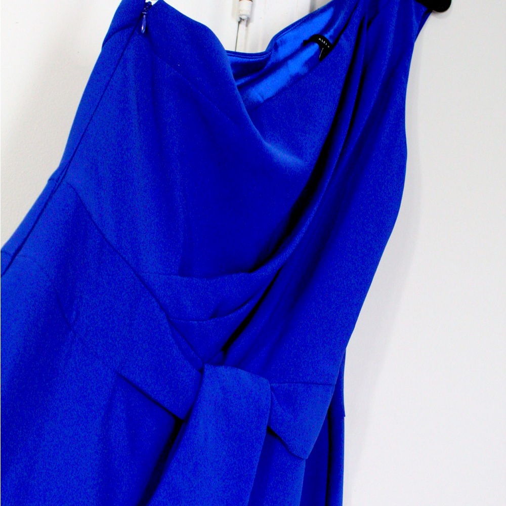 Women jumpsuit size 12, worn once can feet a 12-14.
